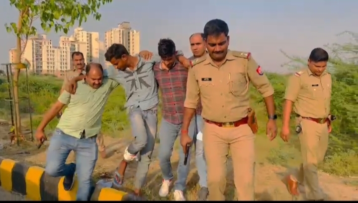 पुलिस ने मुठभेड़ के दौरान लूटेरे को पैर में गोली मारकर पकड़ा पुलिस ने मुठभेड़ के दौरान लूटेरे को पैर में गोली मारकर पकड़ा